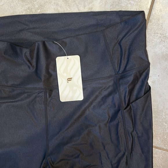 NWT! Fabletics Oasis Purelux High Waisted Shine 7/8 Leggings Black Pockets - Picture 6 of 9
